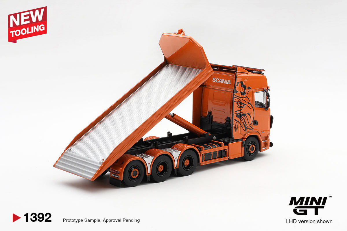 Mini GT SCANIA 770S B8X4NA HOOKLIFT FLATBED ORANG #1392 - Pre-Order